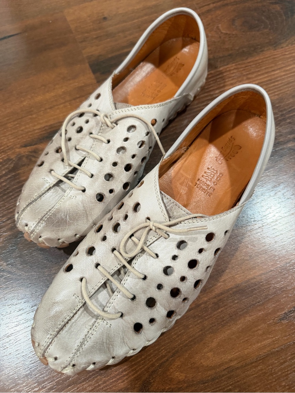 Spring Step
Moonwalk Perforated
Leather Shoe (Women) Sz 9